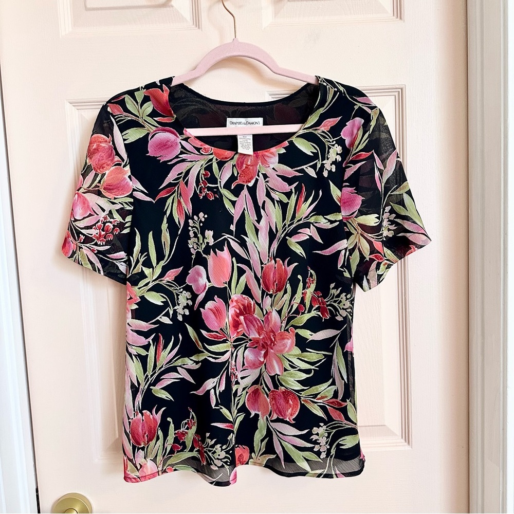 $5 SALE Black floral Draper & Damon’s‎ top